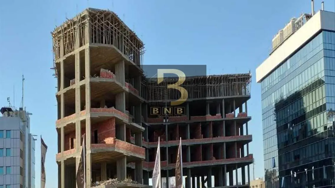 عقار راقي بمساحة كبيرة في موقع متميز