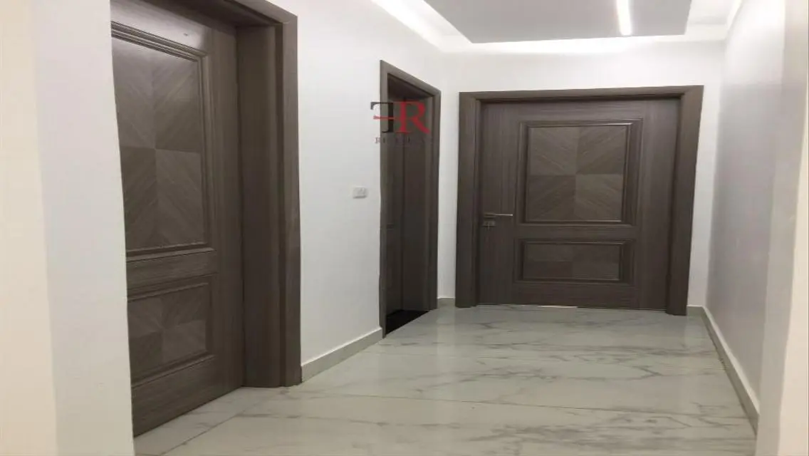 شقة فاخرة مع حديقة ومسبح مشترك
