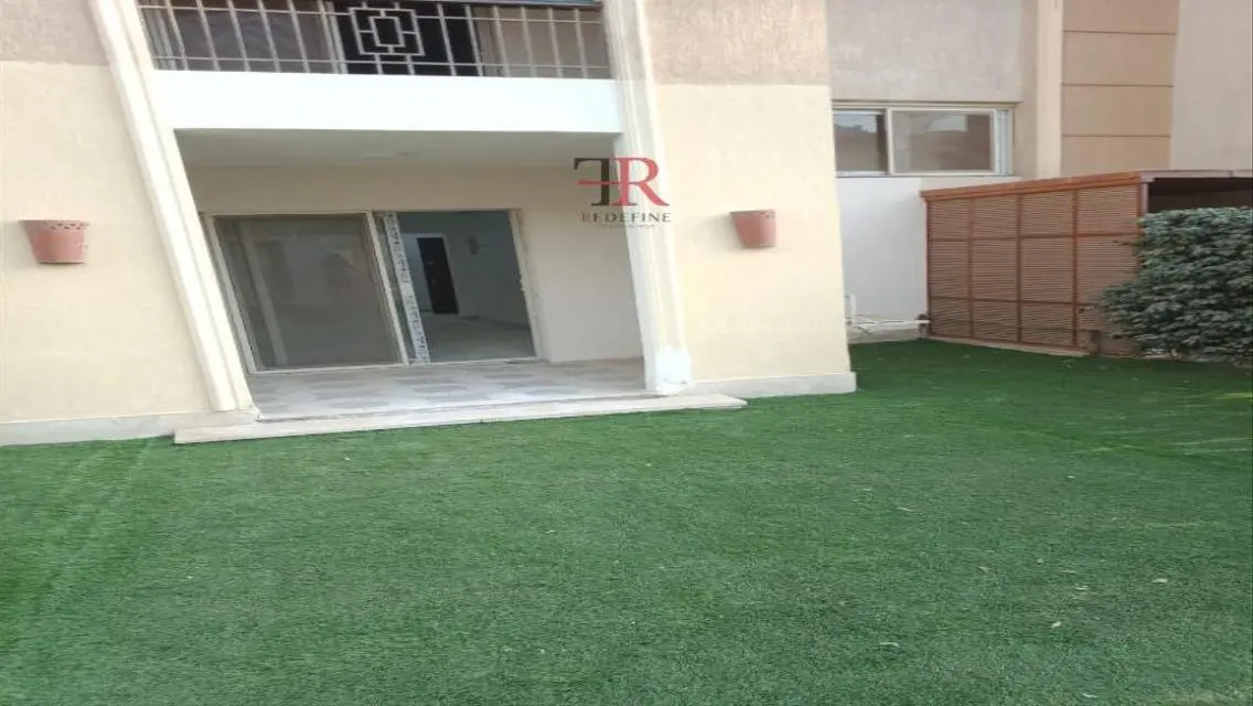 شقة فاخرة مع حديقة ومسبح مشترك