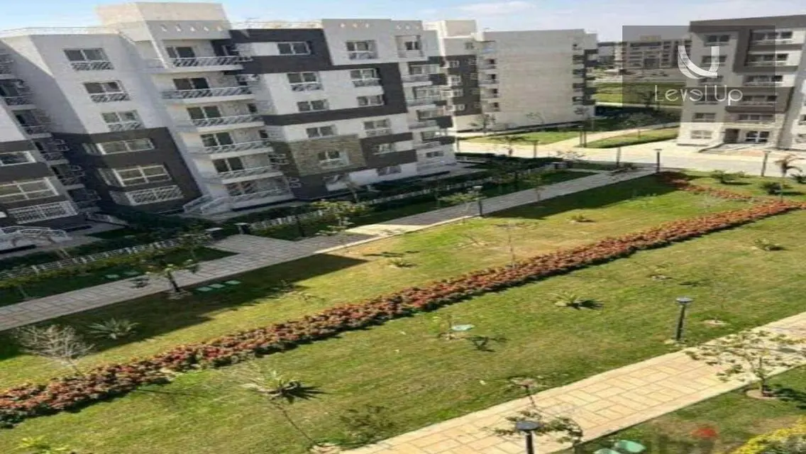 شقة مميزة للبيع في B12