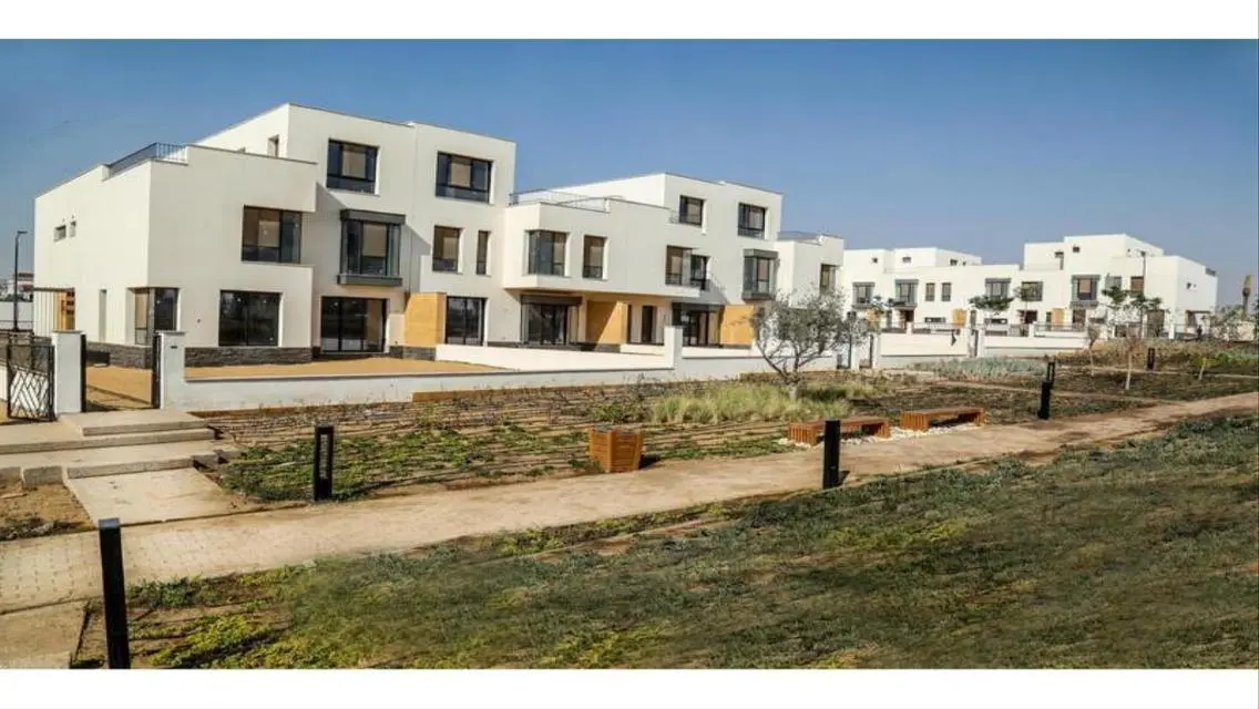 Premium Property with 400 sqm and Balcony