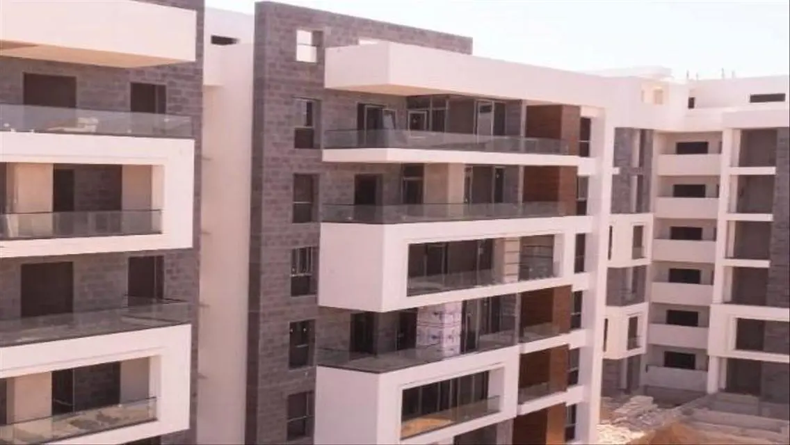 منزل مطل على البحيرة للبيع
