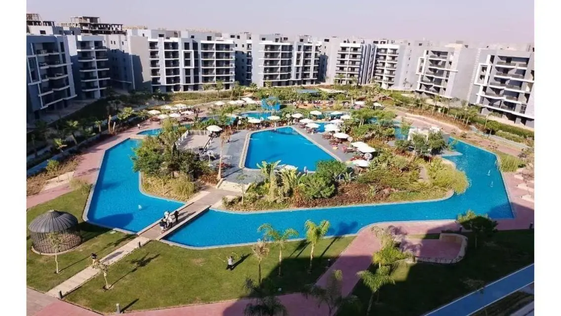 شقة مميزة مطلة مع شرفة في قلب المدينة