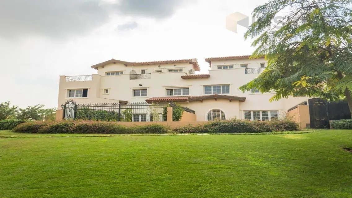 Luxury Villa Overlooking the Lake at an Attractive Price