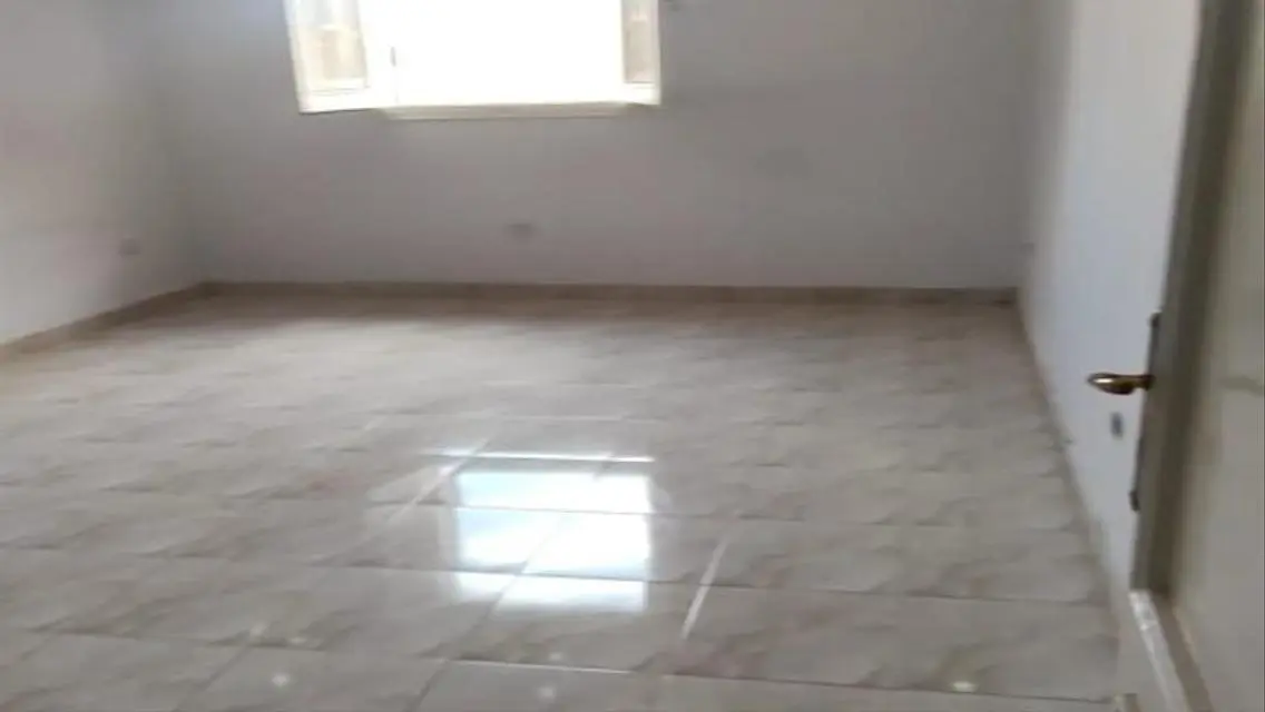 فيلا فاخرة للإيجار بمساحة شاسعة في موقع متميز