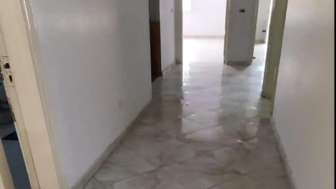 فيلا فاخرة للإيجار بمساحة شاسعة في موقع متميز