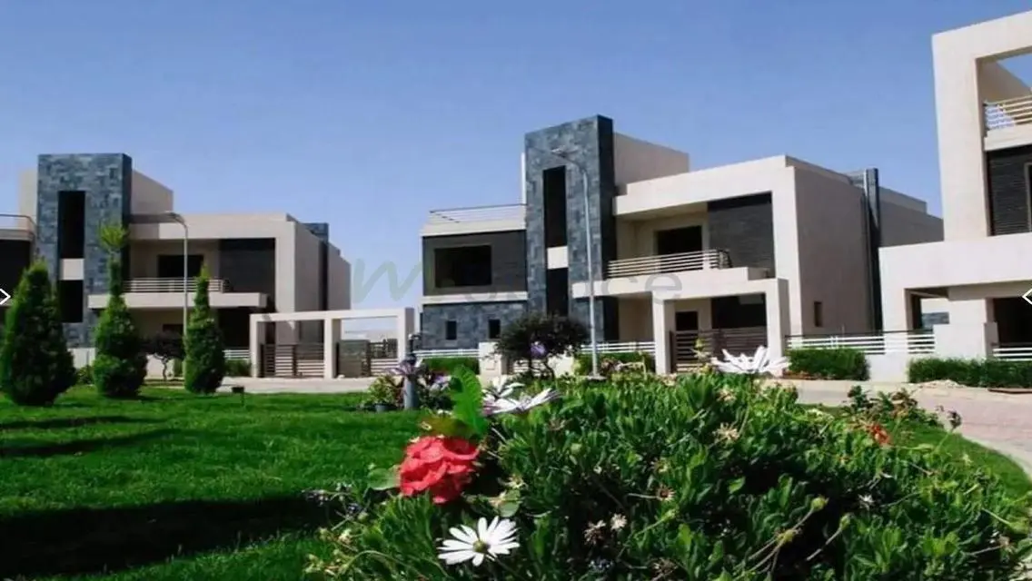 شقة فاخرة مع حديقة خاصة في موقع متميز