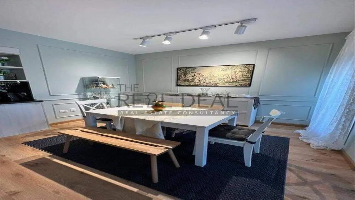 Luxury Villa with Mountain View in Hyde Park