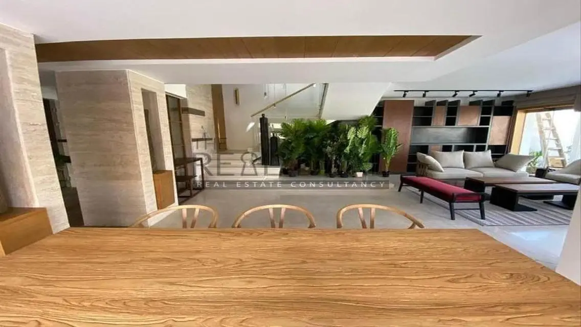 Luxury Villa with Mountain View in Hyde Park