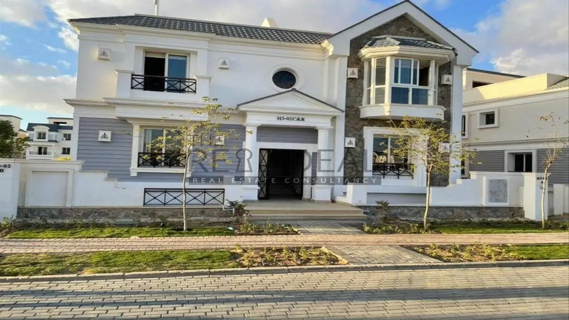 Luxury Villa with Mountain View in Hyde Park