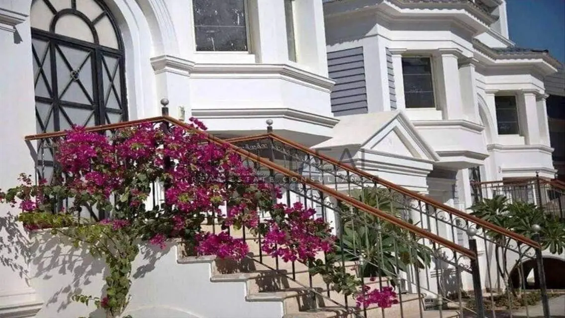 Luxury Villa with Mountain View in Hyde Park