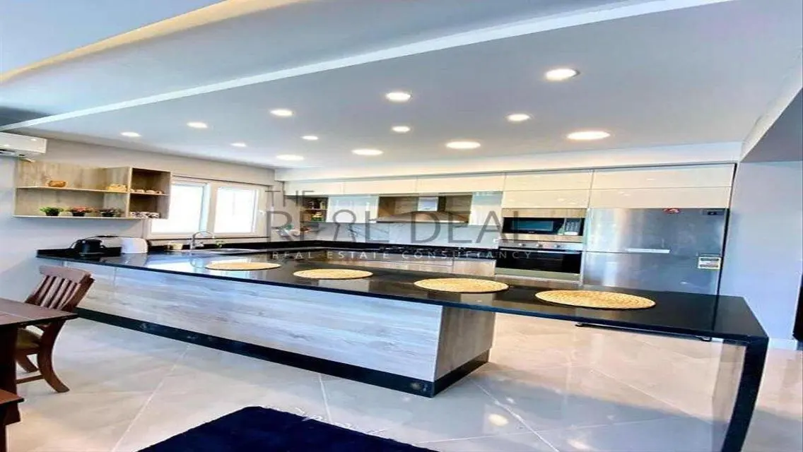 Luxury Villa with Mountain View in Hyde Park