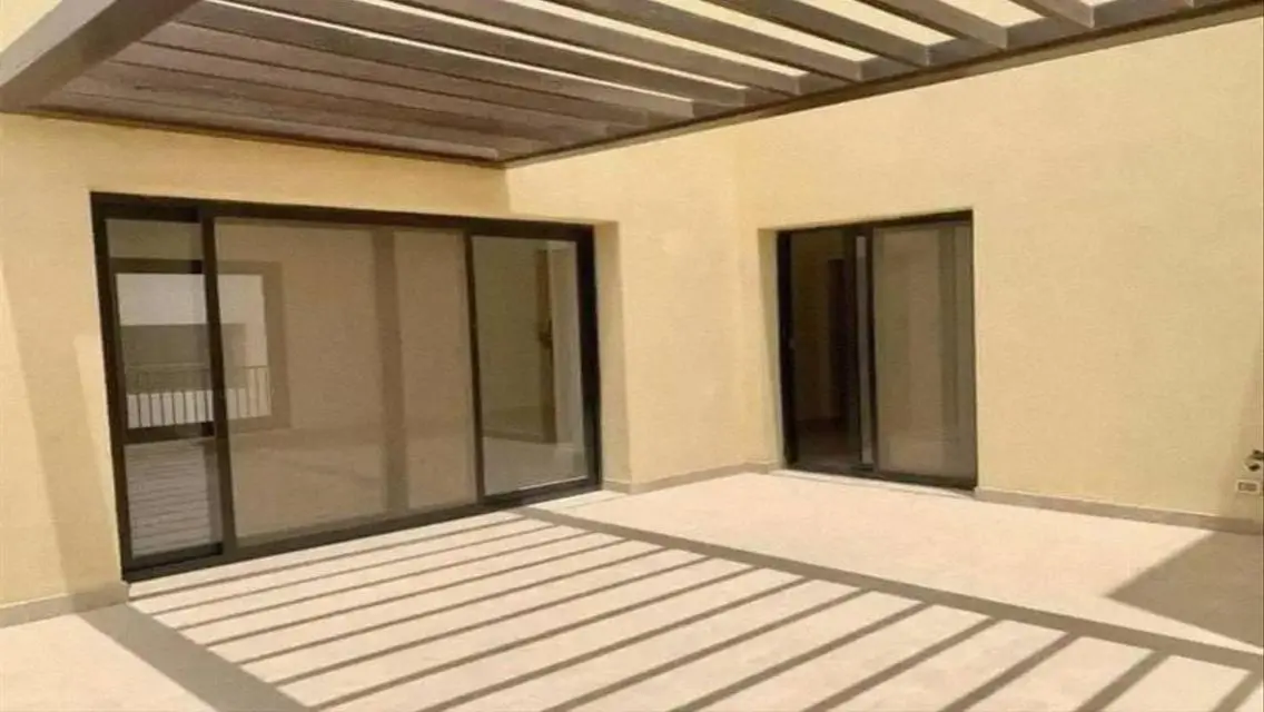 فيلا فاخرة للبيع بحديقة ومسبح خاص