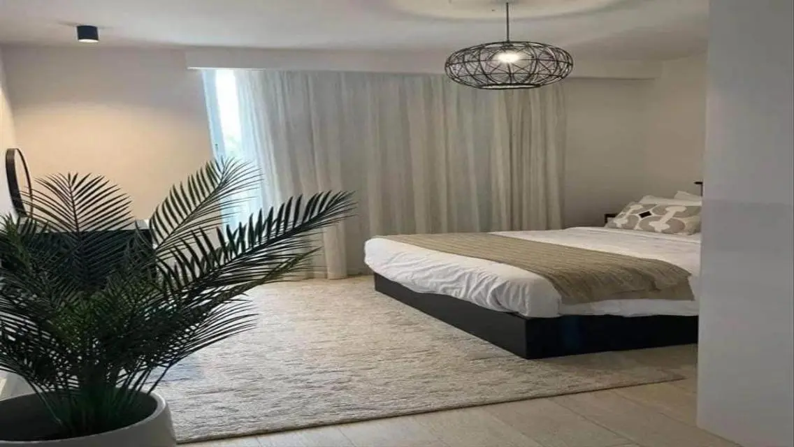 فيلا فاخرة للبيع بحديقة ومسبح خاص
