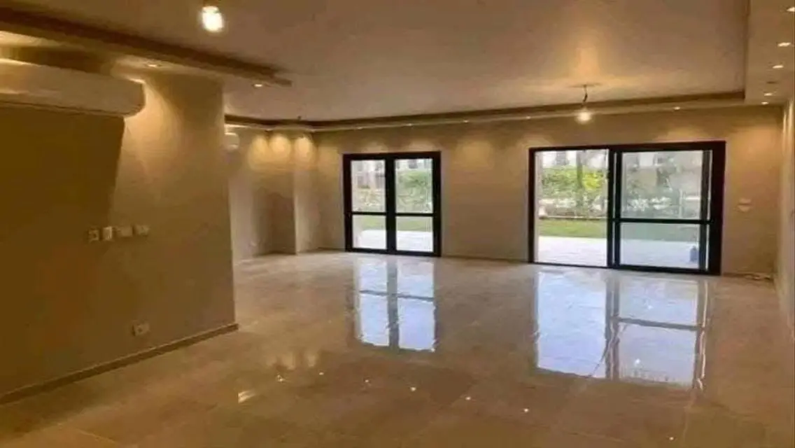 فيلا فاخرة للبيع بحديقة ومسبح خاص