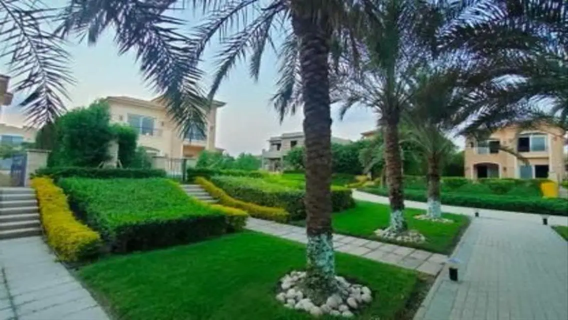 فيلا رائعة للبيع بحمام سباحة خاص وحديقة