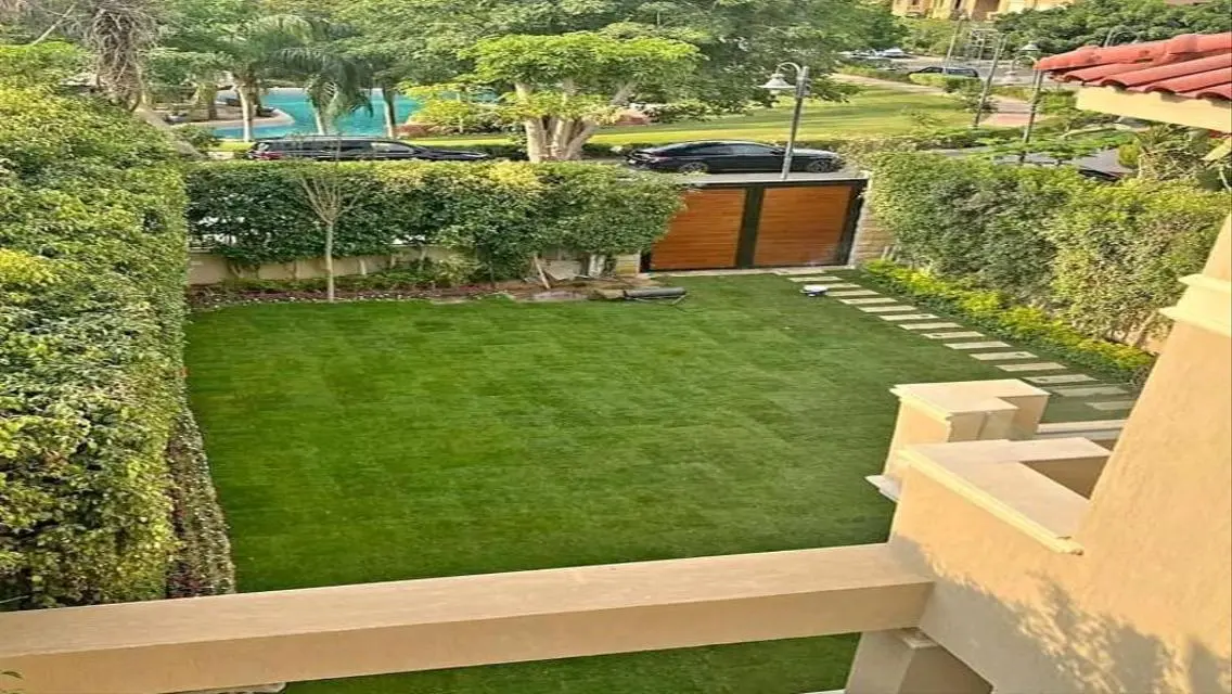 فيلا رائعة للبيع بحمام سباحة خاص وحديقة