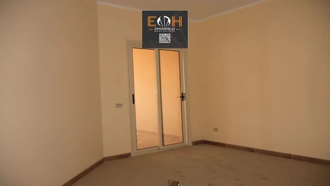 شقة للبيع في فلورينزا خمسمين