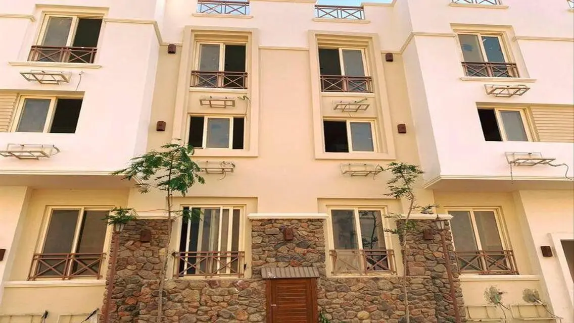 Spacious 320 sqm Apartment with Shared Pool and Lake View