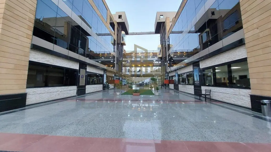 عقار تجاري متميز بمساحة واسعة