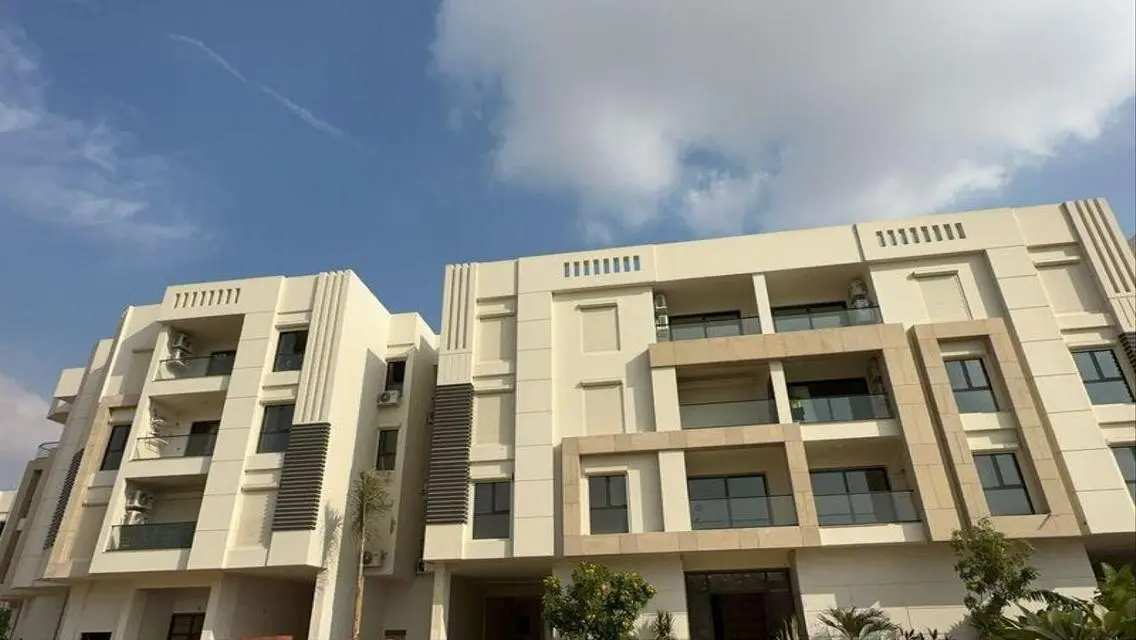 فيلا فاخرة للبيع مع مسبح خاص وحديقة
