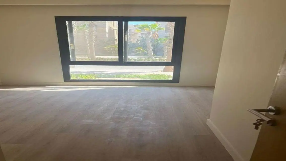 Luxurious Apartment Overlooking the Lake with Balcony and Security