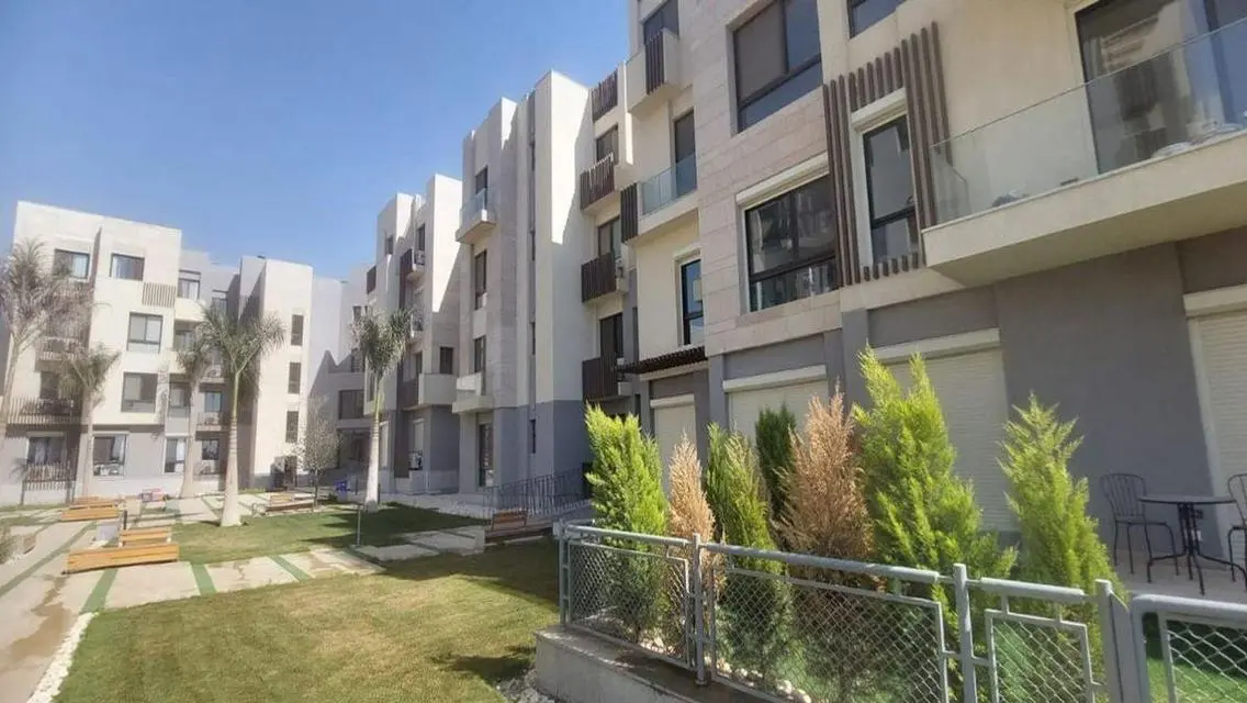 Luxurious Apartment Overlooking the Lake with Balcony and Security