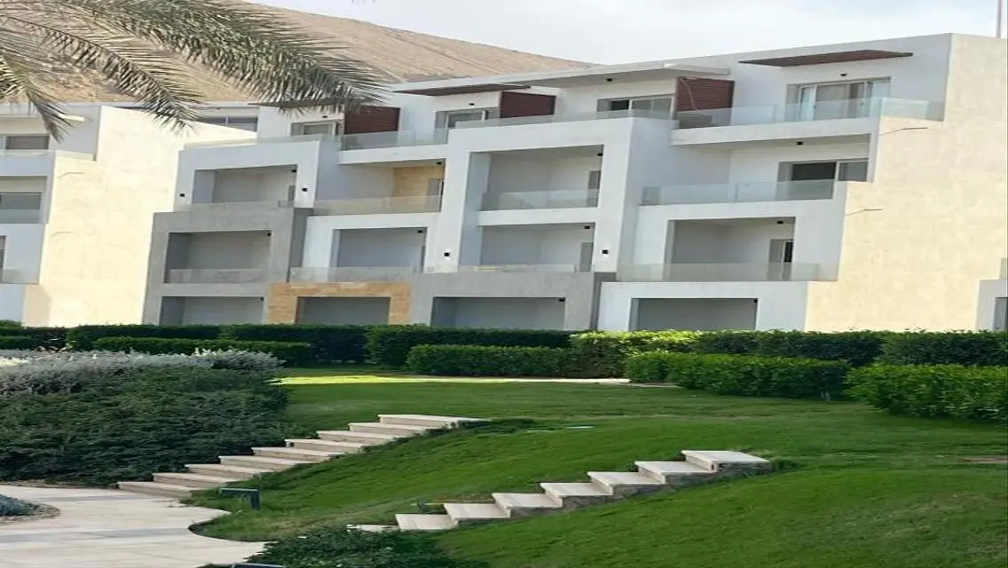 فيلا فاخرة بمساحة كبيرة للبيع مع حديقة ومسبح خاص