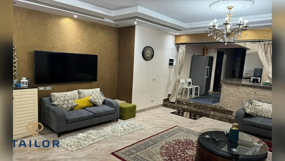 شقة فاخرة للبيع مع حديقة خاصة وإطلالة رائعة