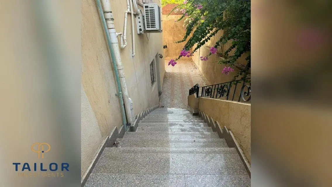 شقة فاخرة للبيع مع حديقة خاصة وإطلالة رائعة