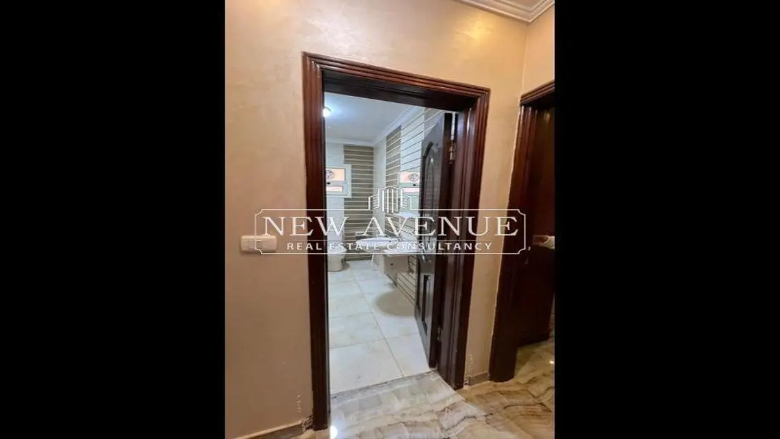 شقة واسعة بمساحة كبيرة مع شرفة وإطلالة مميزة
