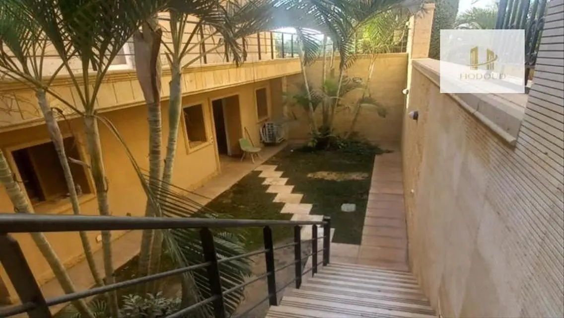 فيلا فاخرة للبيع مع حديقة خاصة