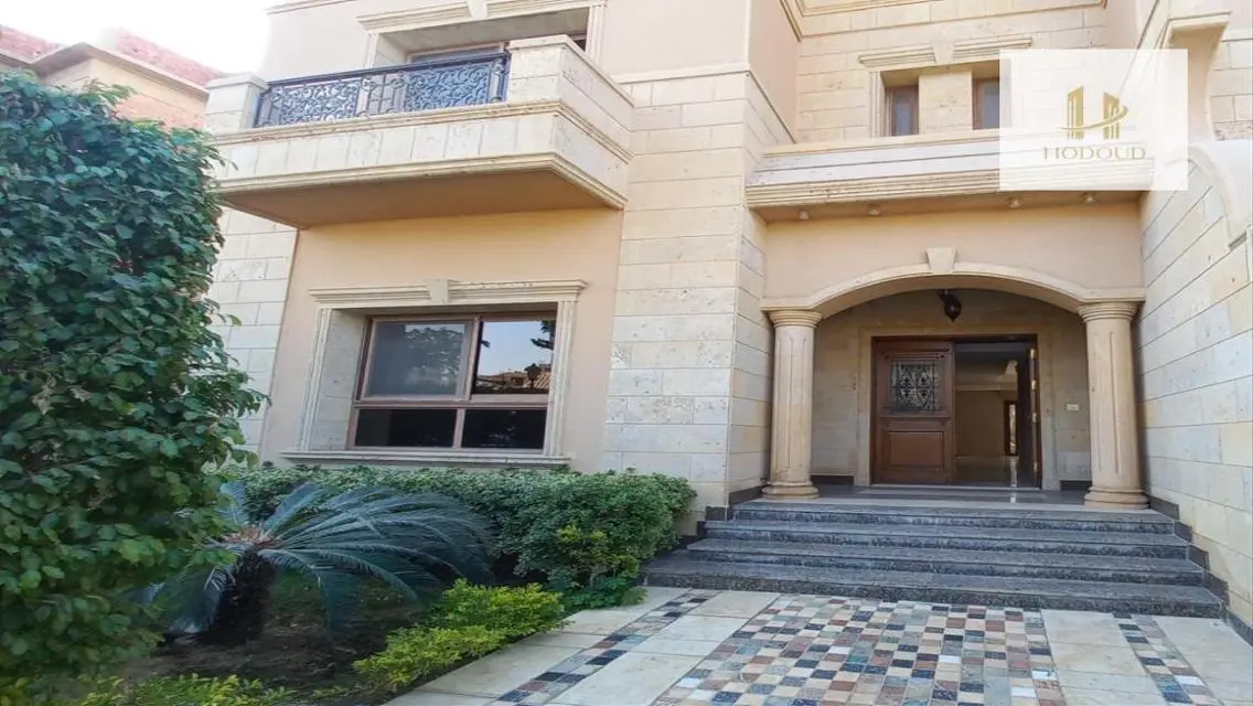فيلا فاخرة للبيع مع حديقة خاصة