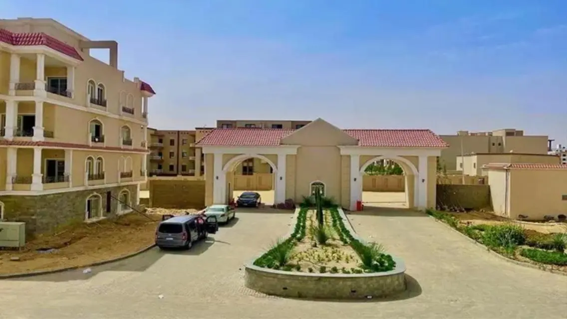 فيلا فاخرة للبيع مع مسبح خاص وحديقة