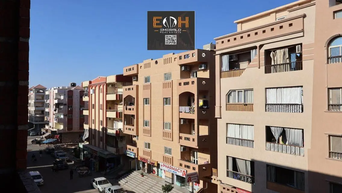 شقة فاخرة للبيع بحديقة مشتركة وحمام سباحة
