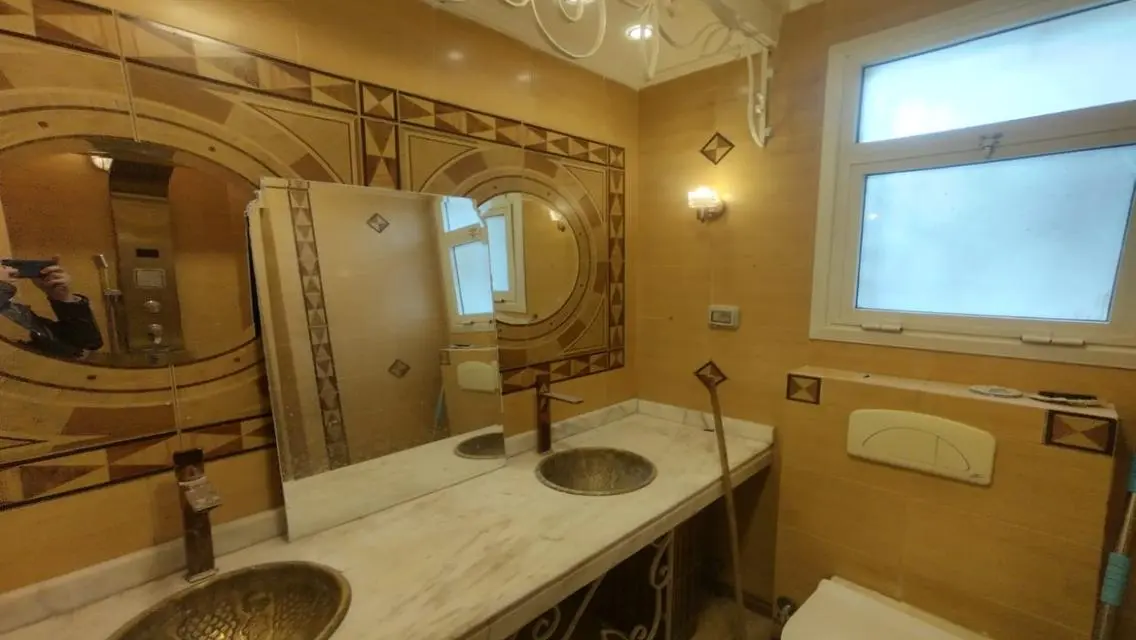 Luxurious Apartment with Spacious Private Garden!