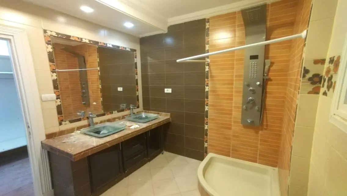Luxurious Apartment with Spacious Private Garden!