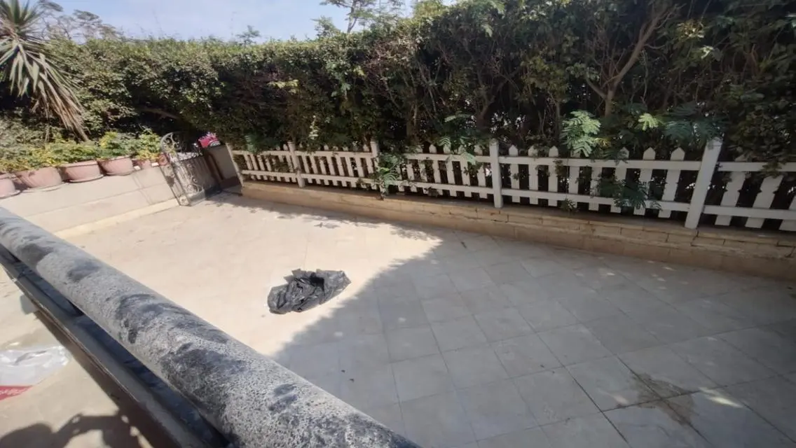 Luxurious Apartment with Spacious Private Garden!