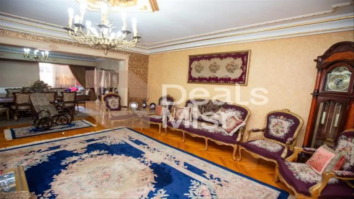 شقة فاخرة للبيع مطلة على بحيرات