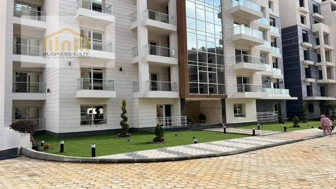 Luxurious 6-Bedroom Apartment with Stunning Lake View