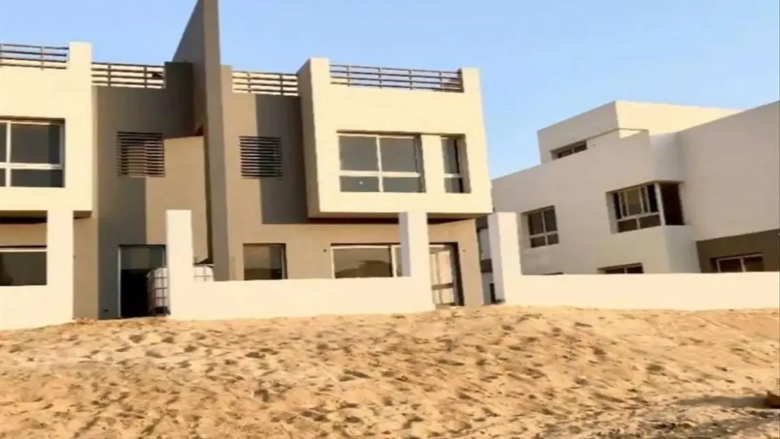 فيلا فاخرة للبيع مع مسبح خاص وحديقة خاصة