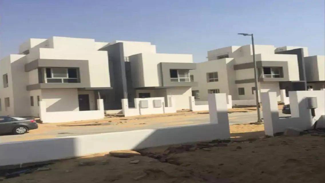 فيلا فاخرة للبيع مع مسبح خاص وحديقة خاصة