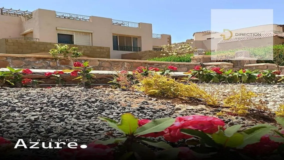 فيلا فاخرة للبيع بمساحة واسعة وإطلالة مميزة على البحيرات