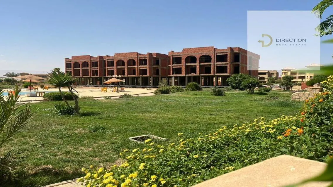 فيلا فاخرة للبيع بمساحة واسعة وإطلالة مميزة على البحيرات