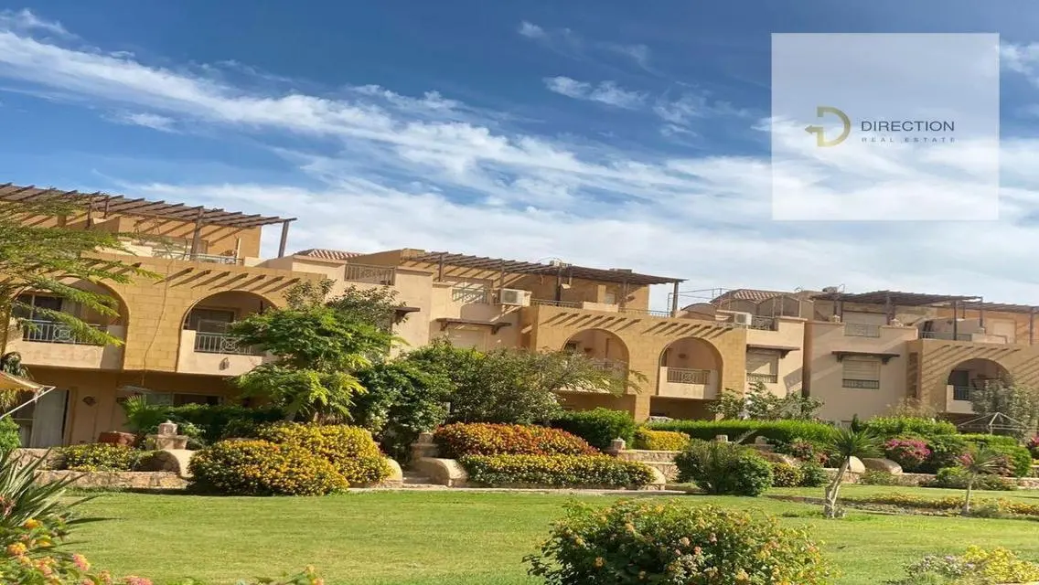 فيلا فاخرة للبيع بمساحة واسعة وإطلالة مميزة على البحيرات