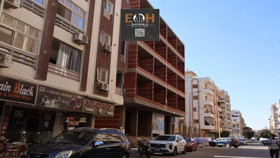 شقة فاخرة للإيجار مع شرفة ومسبح مشترك