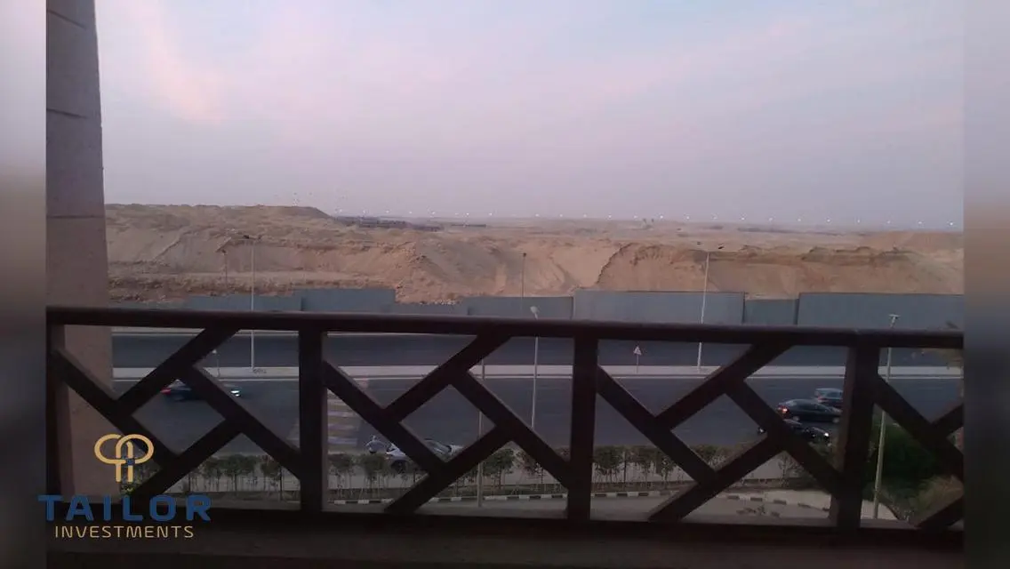شقة فاخرة بمساحة 302 متر مربع بموقع متميز