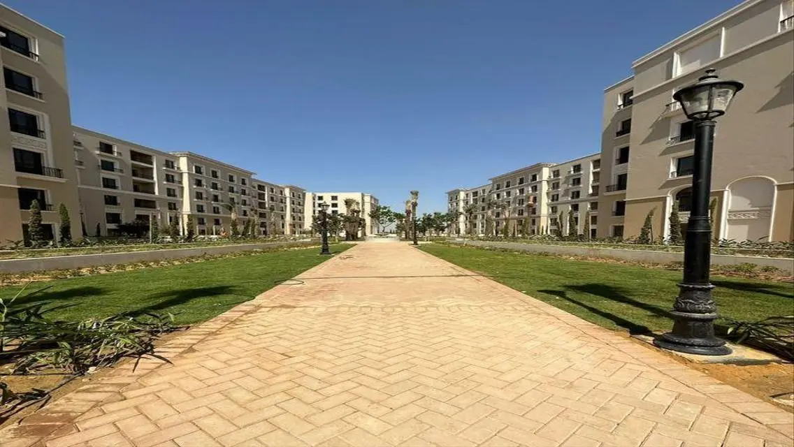 Luxury Apartment Overlooking Lakes with Premium Amenities