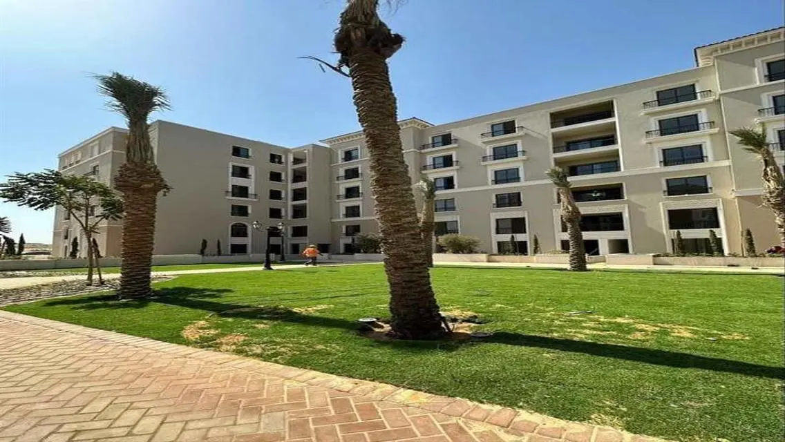 Luxury Apartment Overlooking Lakes with Premium Amenities