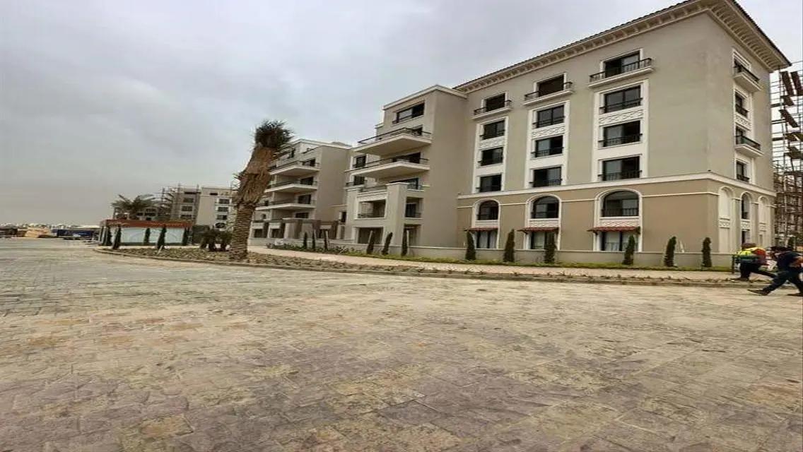 Luxury Apartment Overlooking Lakes with Premium Amenities